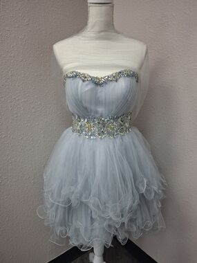 Fiesta Fashion: Strapless Light Gray Tulle Party Dress with Embellished Waist